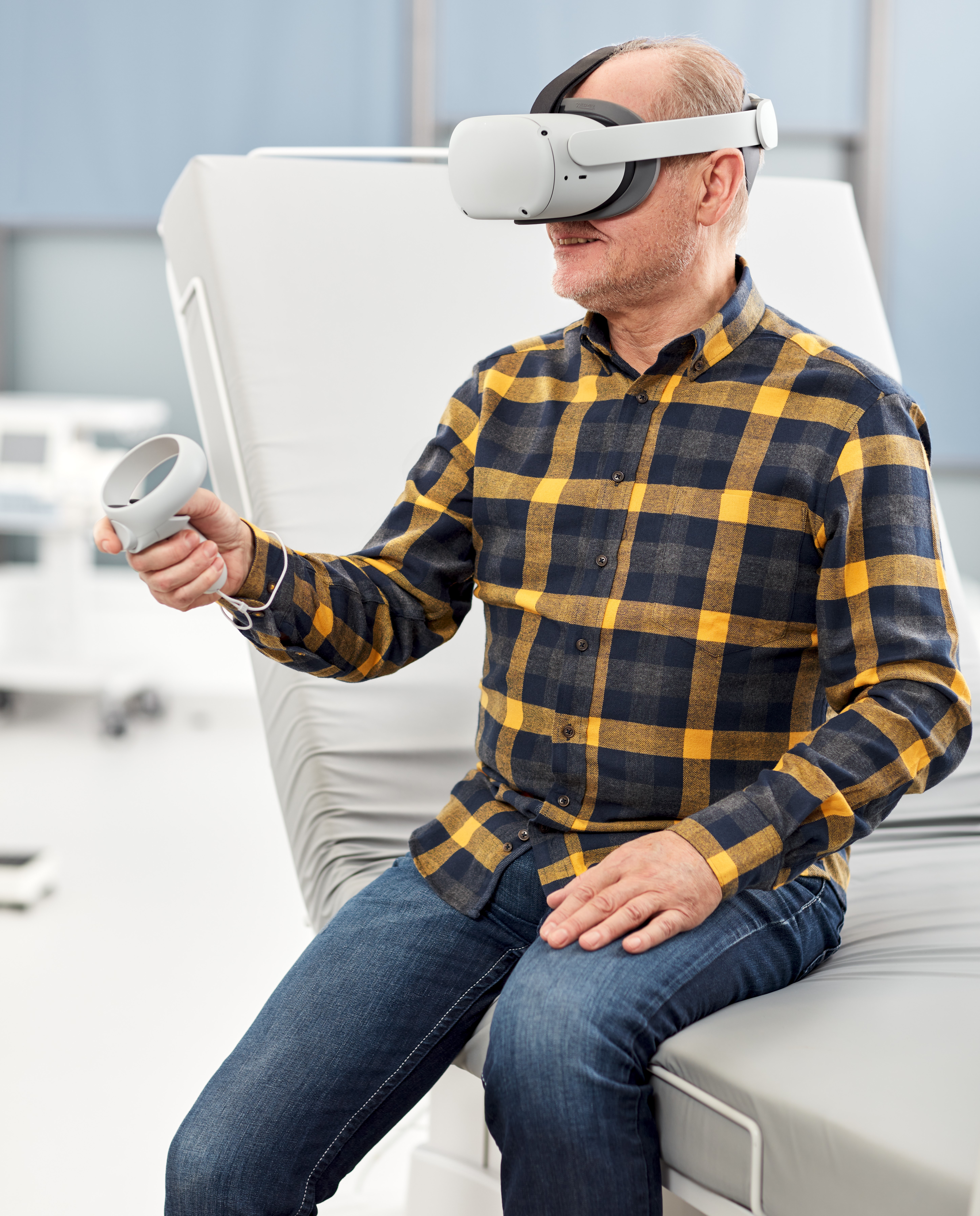 Paciente recibiendo formación con realidad virtual en hospital