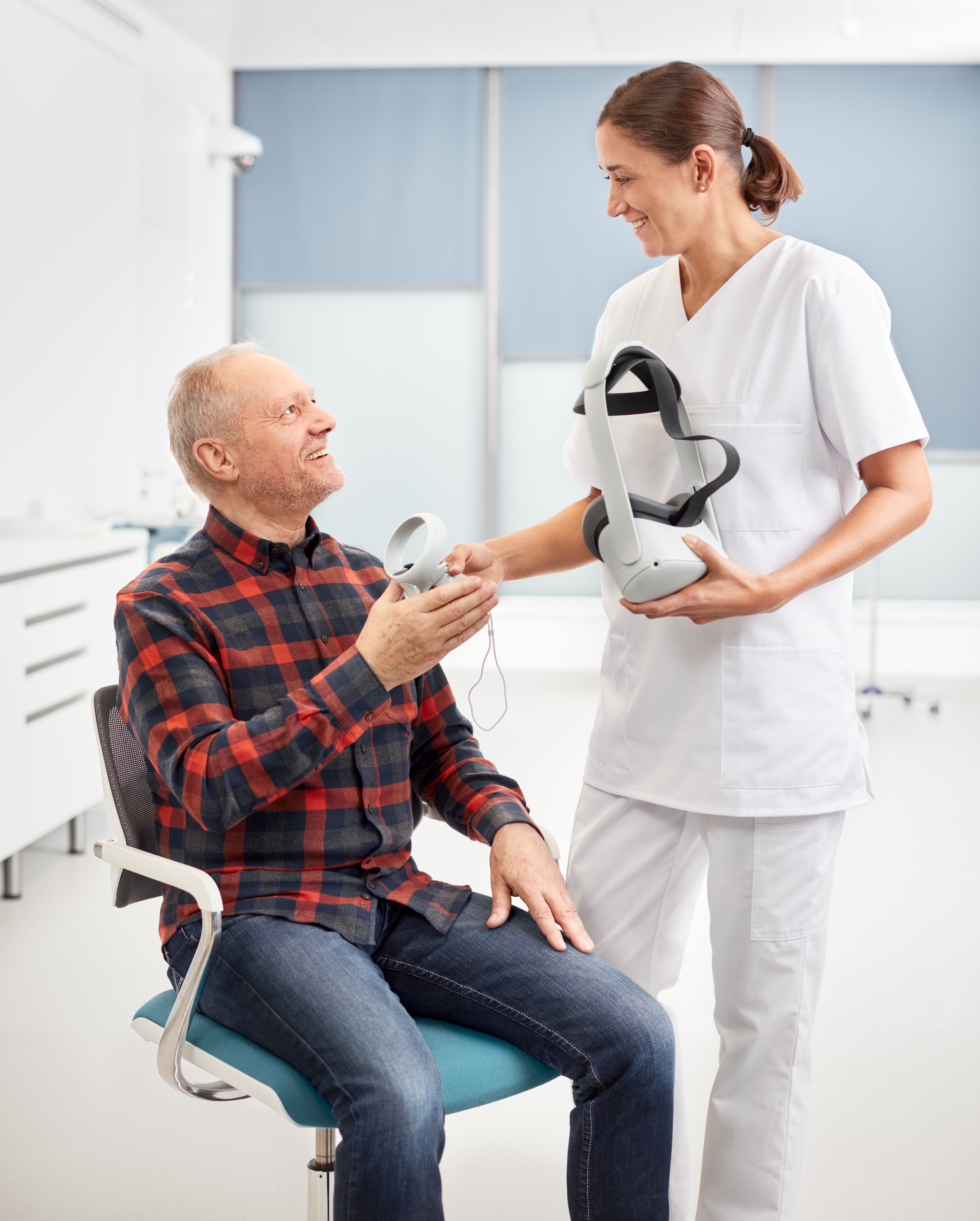 Paciente recibiendo el equipo de realidad virtual para formación de una enfermera